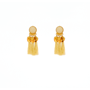 SURAT női bohém fülbevaló Arany lemezkékkel díszített bohókás, de egyidejűleg elegáns stekker zárral berakható bojtos fülbevaló. Hossza: 7 cm Színe: törtfehér,sárga, arany Anyaga: ötvözet, fonal, műgyanta