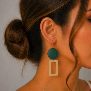 KRAKKO női geometrikus fülbevaló greenery zöld színű lapos kör és aranyszínű téglalap keret díszíti eme geometrikus fülbevalót. A hétköznapok business women 