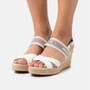 Kép 7/8 - TOMMY_HILFIGER_noi-ektalpu-platform-szandal_espadrilles-Th-Artisandal-Mid-Wedge-FW0FW05770-(1)