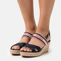 Kép 7/8 - TOMMY_HILFIGER_noi-ektalpu-platform-szandal_espadrilles-Th-Artisandal-Mid-Wedge-FW0FW05770-(1)
