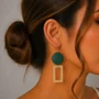Kép 1/2 - KRAKKO női geometrikus fülbevaló greenery zöld színű lapos kör és aranyszínű téglalap keret díszíti eme geometrikus fülbevalót. A hétköznapok business women 