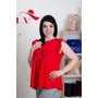 Kép 1/3 - Fodros vállú piros póló szívecske nyaklánccal (M-L)